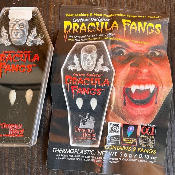 Dracula fangs - Dracula house Halloween - Picture 1 of 11
